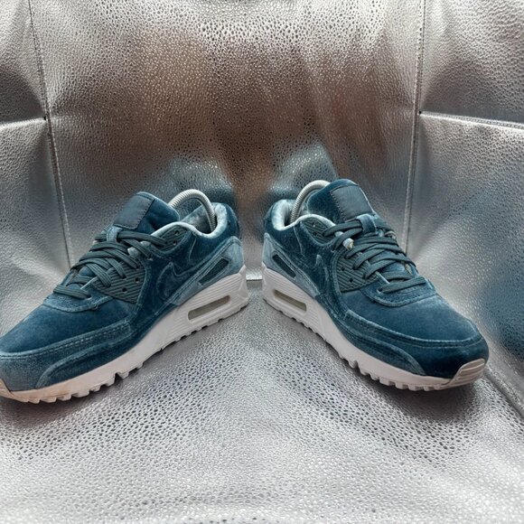 Size 8 Nike Air Max 90 Lucky Charm Womens Ash Green Athletic Sneaker DO2194-001 - Picture 6 of 11